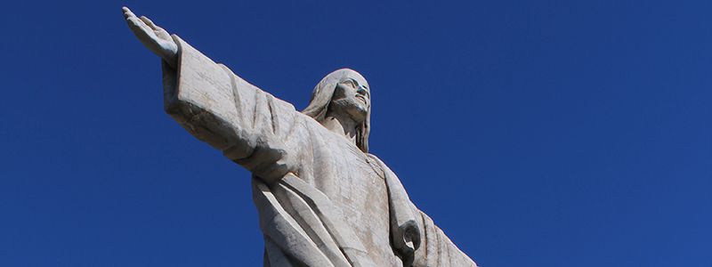 Kristusfiguren med klarblå himmel på Madeira.